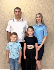 В День семьи, любви и верности своей историей знакомства поделились супруги-полицейские Красноармейского района