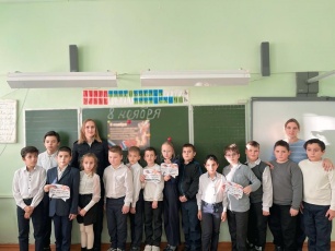 Полицейские Красноармейского района совместно с общественниками провели урок мужества для учащихся МБОУ СОШ №6