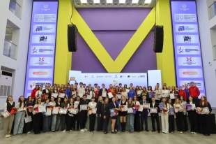 Лидеры школ получили награды 