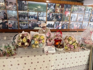 В Доме культуры поселка Октябрьского проходит выставка-ярмарка местных мастериц