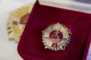 Знак "ГТО" на груди у него