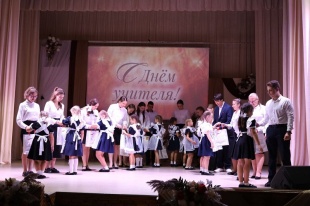 Поздравили учителей с наступающим праздником