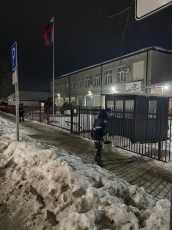 Борьба с гололедом: дороги района обрабатывают пескосоляной смесью