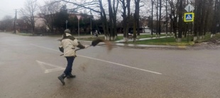 В районе активно борются с гололёдом