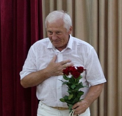 Принимает поздравления!