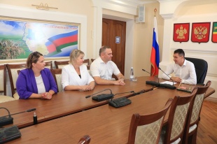 В администрации Красноармейского района поздравили работников нефтяной и газовой промышленности