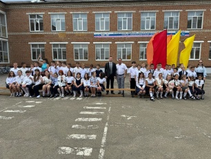 Депутат районного совета вручил подарки детям в День Знаний.