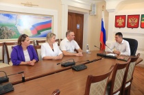 В администрации Красноармейского района поздравили работников нефтяной и газовой промышленности