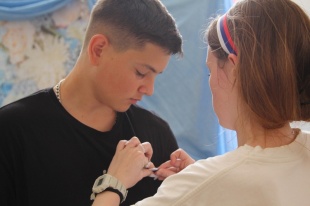 В Октябрьском и Трудобеликовском сельских поселениях волонтеры раздавали прохожим ленточки цвета российского флага и значки