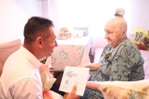 Поздравил с  юбилеем Лидию Алексеевну Туманову