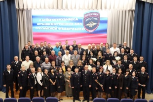 Глава Александр Харитонов поздравил сотрудников и ветеранов отдела МВД России по Красноармейскому району