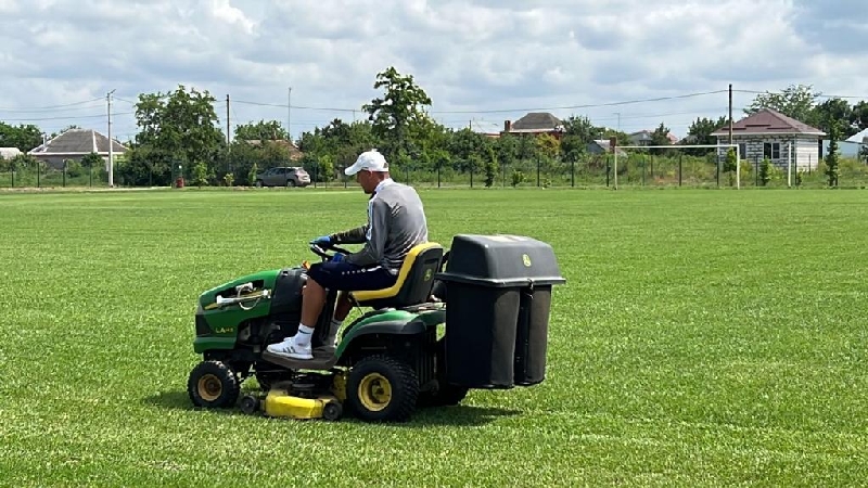 Футбольное поле преображается 