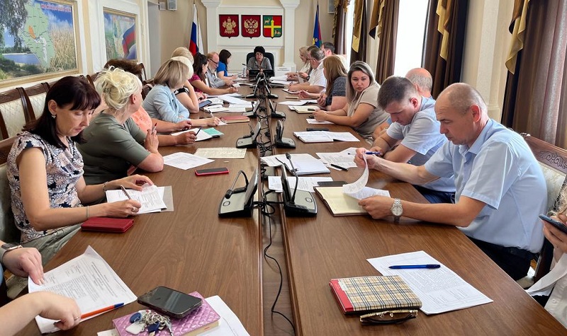 Заседание комиссии по делам несовершеннолетних и защите их прав