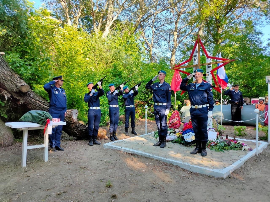 Сегодня вблизи посёлка Заветное на берегу Протоки отметили годовщину открытия памятника разведчикам, погибшим в ходе боевых действий в марте 1943 года
