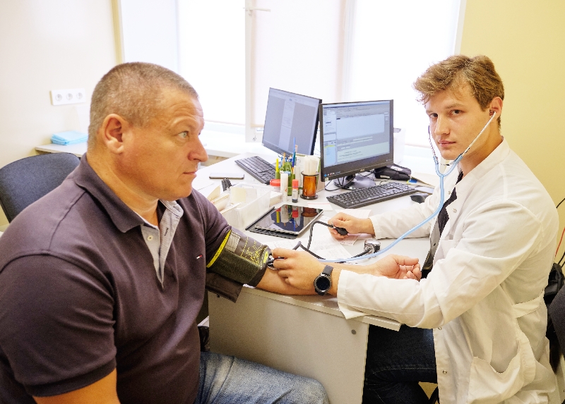 В районной поликлинике – три новых доктора