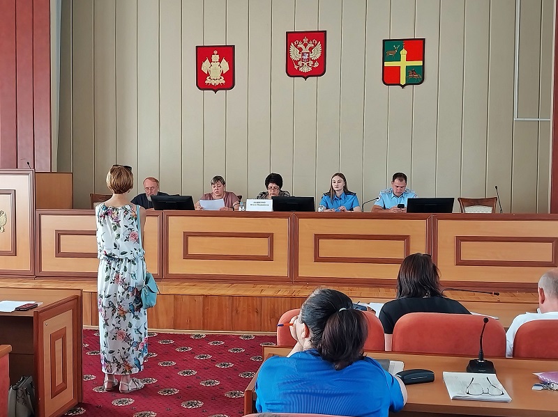 Состоялось заседание комиссии по делам несовершеннолетних