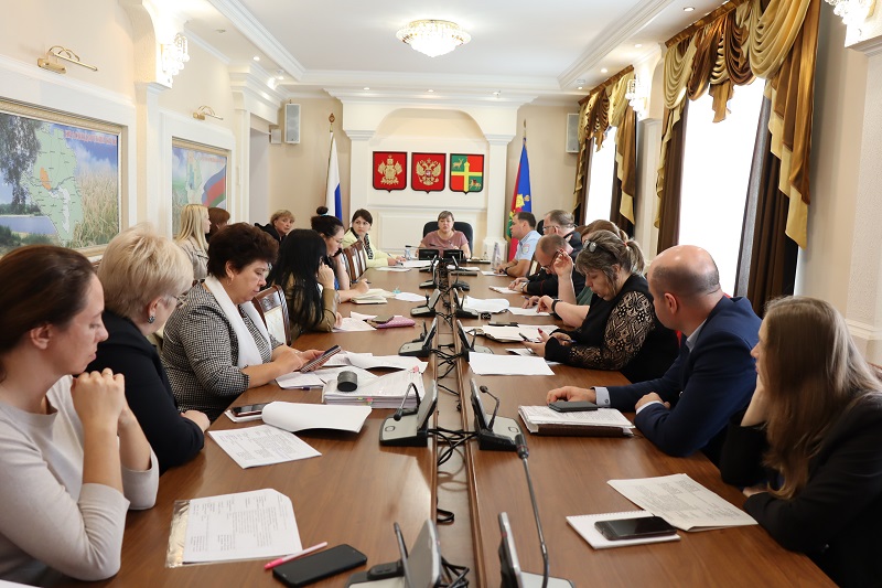 В администрации района прошло очередное заседание комиссии по делам несовершеннолетних